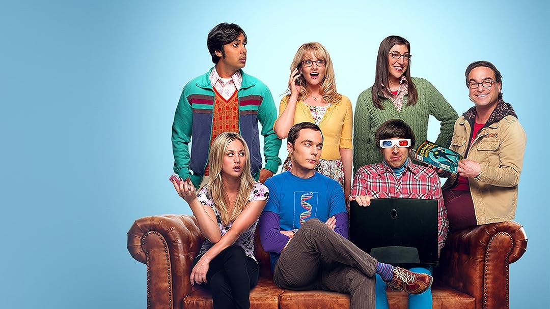 personajes principales de la serie the big bang theory sentados en un sillon